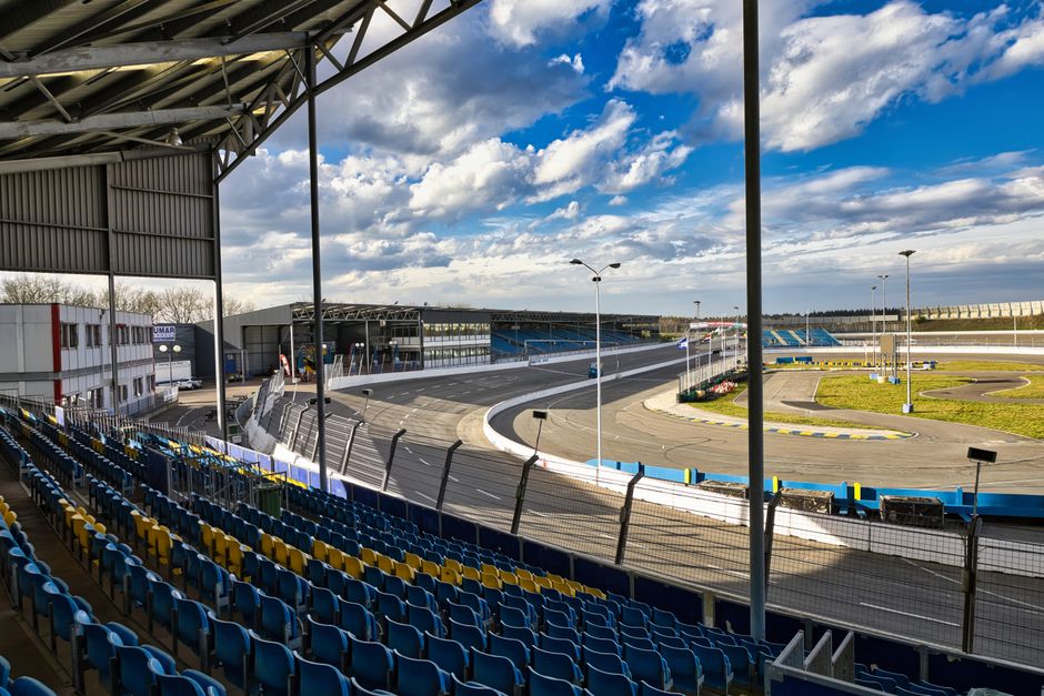 Spectators watching cars pass on a circuit